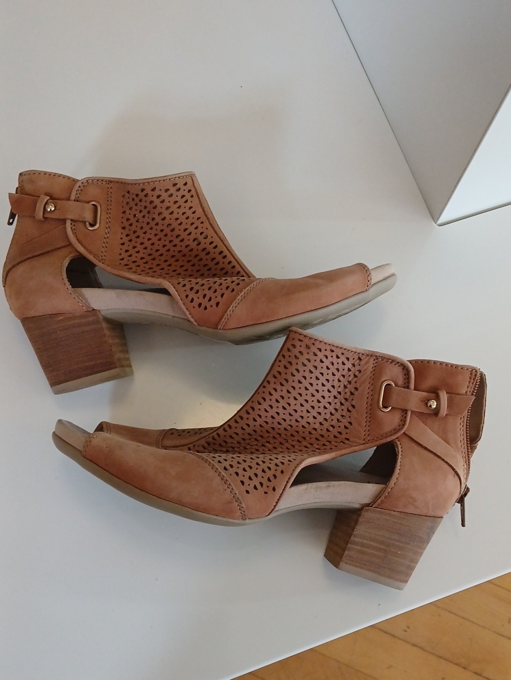 Women’s Tan Cutout Peep-Toe Block Heel Sandals